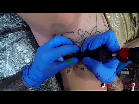 ❤️ Sully Savage mai tsananin jarfa ta yi tattoo a kan kwarin ta ❤️ Ingantacciyar batsa ❌